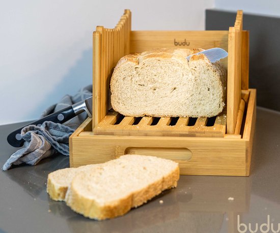 Budu broodsnijder op aanrecht, met brood en twee gesneden sneetjes.