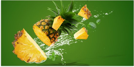 Poster (Mat) - Gele Ananas in Stukken tegen Groene Achtergrond - 100x50 cm Foto op Posterpapier met een Matte look