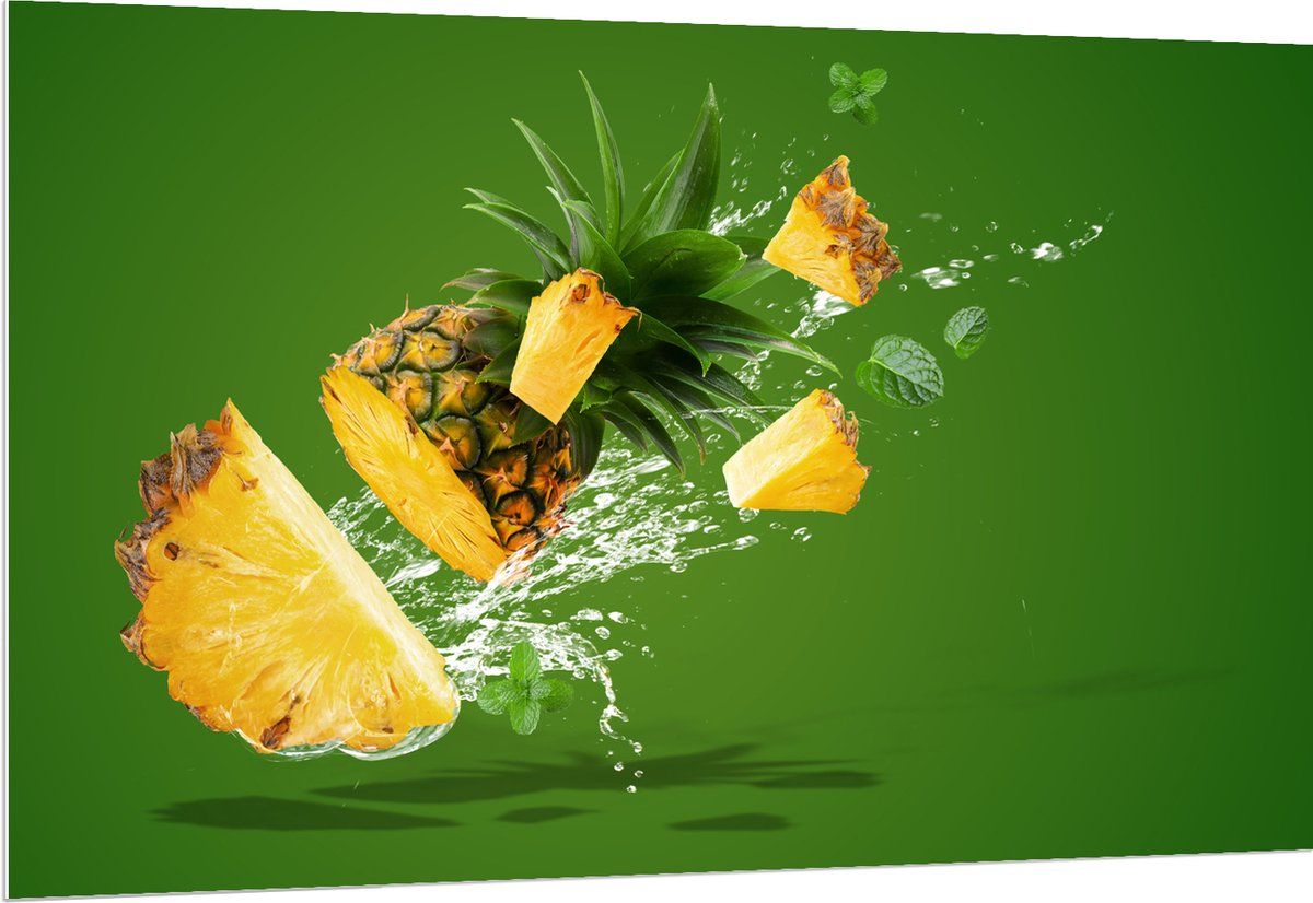 PVC Schuimplaat - Gele Ananas in Stukken tegen Groene Achtergrond - 150x100 cm Foto op PVC Schuimplaat (Met Ophangsysteem)