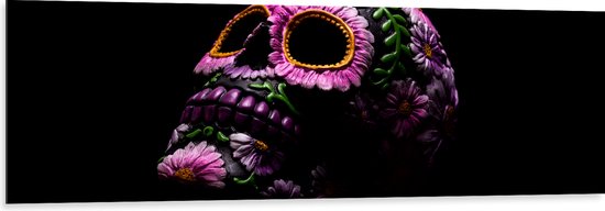 Dibond - Doodskop Versierd met Paarse Bloemen en Groene Planten tegen Zwarte Achtergrond - 150x50 cm Foto op Aluminium (Met Ophangsysteem)