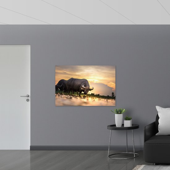 WallClassics - Hout - Aankijkende Bizon bij Waterplas in Landschap met Zonsondergang - 120x80 cm - 9 mm dik - Foto op Hout (Met Ophangsysteem)