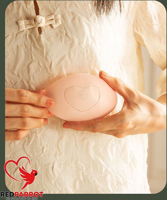 Roze tepelstimulator met hartvormig detail en aan/uit-symbool, vastgehouden door handen.