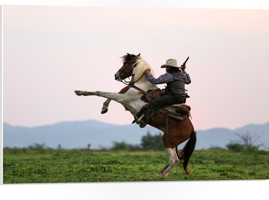 PVC Schuimplaat - Cowboy met Geweer op Stijgerend Paard - 75x50 cm Foto op PVC Schuimplaat (Met Ophangsysteem)