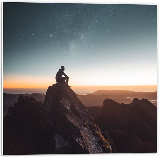WallClassics - PVC Schuimplaat- Man op Bergtop met Zonsondergang - 50x50 cm Foto op PVC Schuimplaat