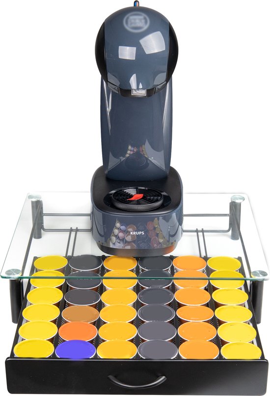 Grijze Krups koffiemachine met een fruitafbeelding en een lade met 36 Dolce Gusto cups in gele, oranje en grijze tinten.
