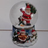 Boule à neige Père Noël avec sapin de Noël à la main sur socle bleu avec enfant de Noël et bonhomme de neige 9 cm