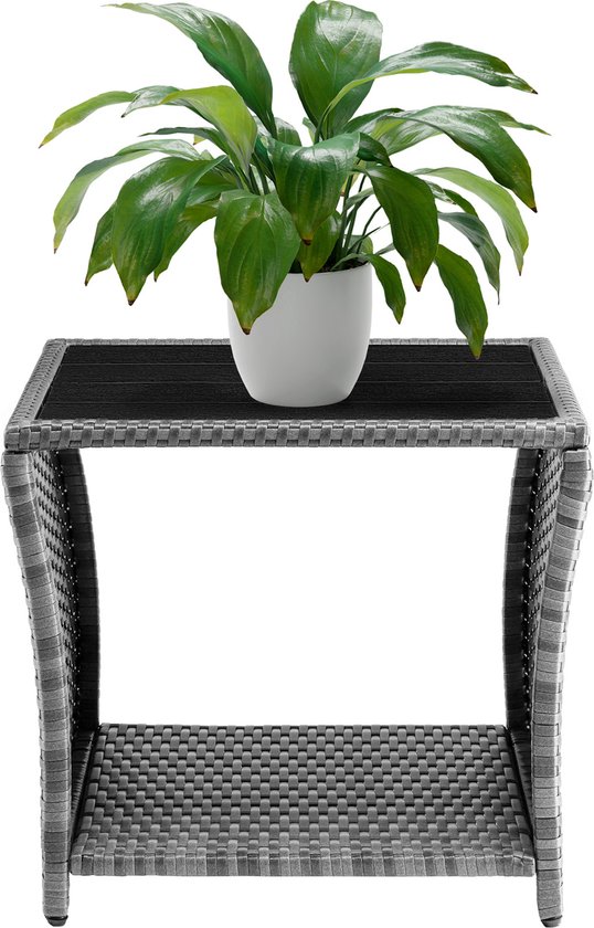 Grijze polyrattan bijzettafel met zwart tafelblad, met een groene plant in pot.