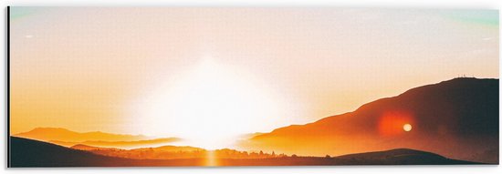 WallClassics - Dibond - Oranje Zonsondergang tussen de Bergen - 60x20 cm Foto op Aluminium (Met Ophangsysteem)