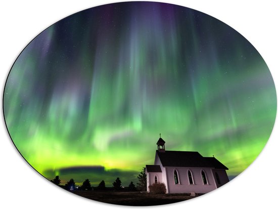 Dibond Ovaal - Noorderlicht boven Kleine Woning in Canada - 80x60 cm Foto op Ovaal (Met Ophangsysteem)