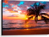 Canvas - Palmboom op Prachtig Verlaten Strand met Zonsondergang - 100x75 cm Foto op Canvas Schilderij (Wanddecoratie op Canvas)