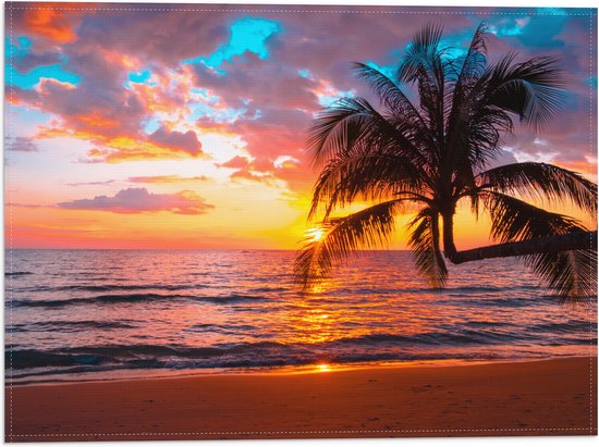 Vlag - Palmboom op Prachtig Verlaten Strand met Zonsondergang - 40x30 cm Foto op Polyester Vlag