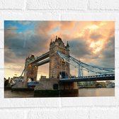 Muursticker - Wolken boven Towerbridge in Londen - 40x30 cm Foto op Muursticker