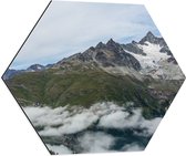Dibond Hexagon - Wolken bij de Top van de Berg - 60x52.2 cm Foto op Hexagon (Met Ophangsysteem)