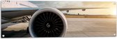 Tuinposter – Motor van Wit Vliegtuig op Vliegveld - 120x40 cm Foto op Tuinposter (wanddecoratie voor buiten en binnen)