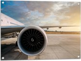 Tuinposter – Motor van Wit Vliegtuig op Vliegveld - 80x60 cm Foto op Tuinposter (wanddecoratie voor buiten en binnen)