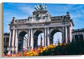 WallClassics - Hout - Monument in Brussel met Bloemen - 90x60 cm - 9 mm dik - Foto op Hout (Met Ophangsysteem)