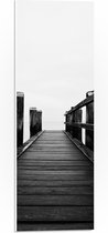 WallClassics - PVC Schuimplaat- Op de Pier (Zwart/ Wit) - 20x60 cm Foto op PVC Schuimplaat