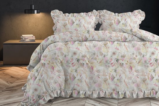 Tweepersoons dekbedovertrek met ruches en een bloemenprint in zachte pasteltinten, opgemaakt op een bed.