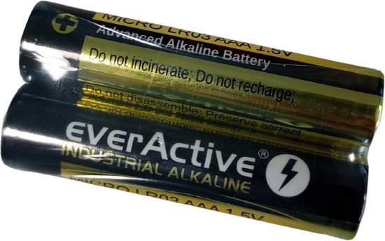 Twee verpakte AAA alkaline batterijen van EverActive. Zwart met gouden en gele accenten.