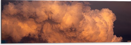 WallClassics - Dibond - Zachte Wolken door Donkere Lucht - 90x30 cm Foto op Aluminium (Met Ophangsysteem)