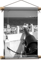 WallClassics - Textielposter - Zwart Kanon gericht op Zee - Zwart Wit - 30x40 cm Foto op Textiel