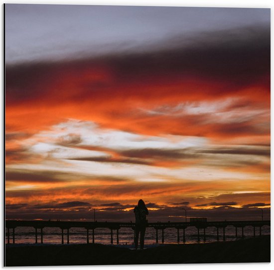 WallClassics - Dibond - Wit/ Oranje Lucht boven Pier bij de Zee - 50x50 cm Foto op Aluminium (Wanddecoratie van metaal)