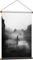 WallClassics - Textielposter - Man met Paraplu alleen over Straat - Zwart Wit - 60x90 cm Foto op Textiel