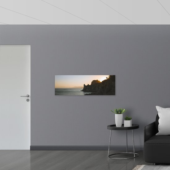 Dibond - Zonlicht door Berg aan Kalme Zee - 120x40 cm Foto op Aluminium (Wanddecoratie van metaal)