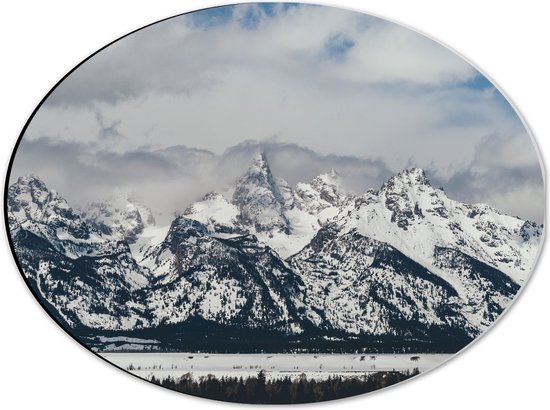 WallClassics - Dibond Ovaal - Rij Bergen onder de Sneeuw met Schapenwolken - 40x30 cm Foto op Ovaal (Met Ophangsysteem)