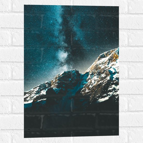 WallClassics - Muursticker - Sterrenhemel bij Besneeuwde Berg - 40x60 cm Foto op Muursticker