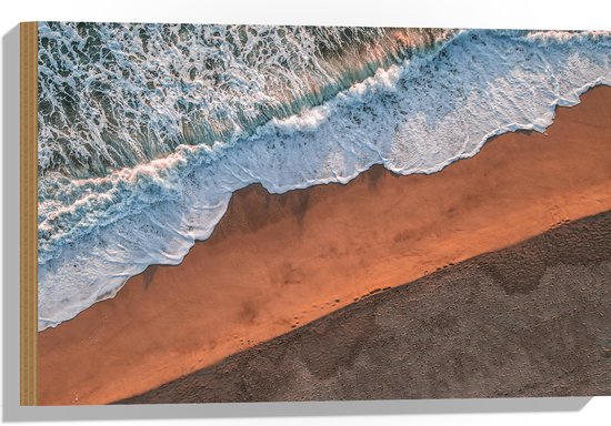 WallClassics - Hout - Bovenaanzicht van Golven stromend over het Strand - 60x40 cm - 9 mm dik - Foto op Hout (Met Ophangsysteem)