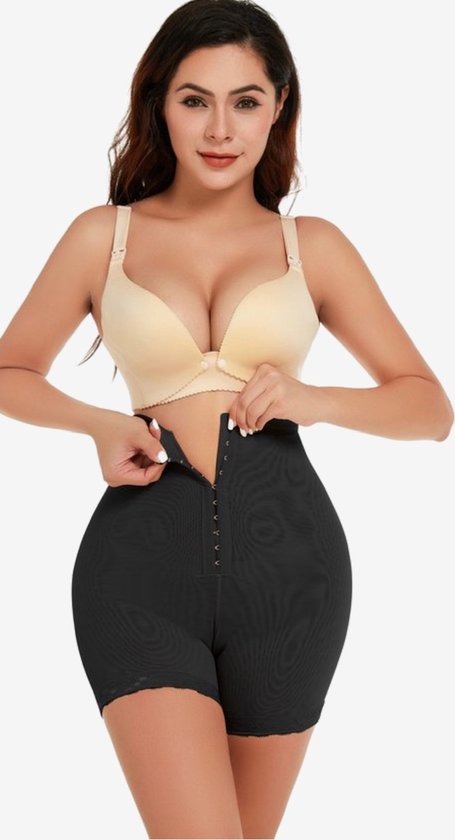 Vrouw met zwarte corrigerende short met hoge taille en haak- en oogsluiting aan de voorkant.