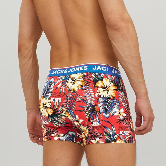 Koraalrode boxershorts met tropische print van bloemen en bladeren. Blauwe band met 'JACK & JONES' logo, gezien vanaf de achterkant.
