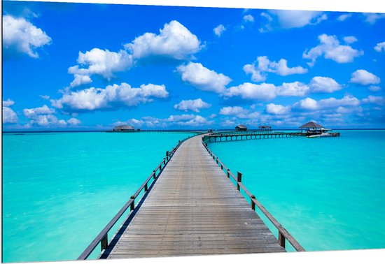 Dibond - Tropisch Resort met Steigers over Helder Blauwe Oceaan - 150x100 cm Foto op Aluminium (Wanddecoratie van metaal)