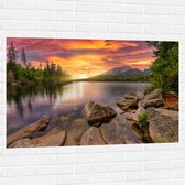 Muursticker - Zonsondergang aan een Meer met Prachtige Natuur - 120x80 cm Foto op Muursticker