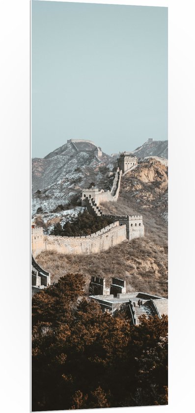 WallClassics - PVC Schuimplaat- Uitzicht op Berg met Chinese Muur bij Blauwe Lucht - 50x150 cm Foto op PVC Schuimplaat