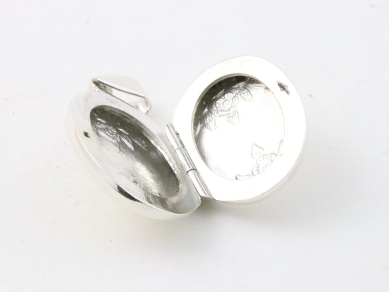 Médaillon en argent fin avec gravure florale