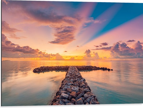 Dibond - Kleurrijke Zonsondergang bij het Water met Stenen - 80x60 cm Foto op Aluminium (Wanddecoratie van metaal)