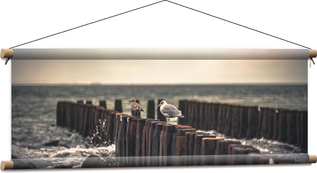 Textielposter - Meeuwen op Houten Palen bij de Zee - 90x30 cm Foto op Textiel