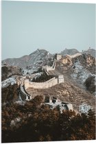 WallClassics - Acrylglas - Uitzicht op Berg met Chinese Muur bij Blauwe Lucht - 70x105 cm Foto op Acrylglas (Wanddecoratie op Acrylaat)