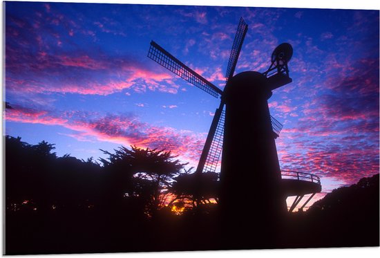 WallClassics - Acrylglas - Silhouet van Grote Molen onder Donkere Zonsondergang - 105x70 cm Foto op Acrylglas (Met Ophangsysteem)