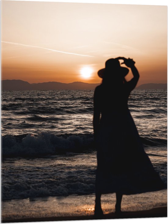 Acrylglas - Vrouw kijkend naar de Zee en Zonsondergang - 75x100 cm Foto op Acrylglas (Met Ophangsysteem)