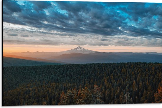 WallClassics - Dibond - Wolkenbed boven Berglandschap - 75x50 cm Foto op Aluminium (Met Ophangsysteem)