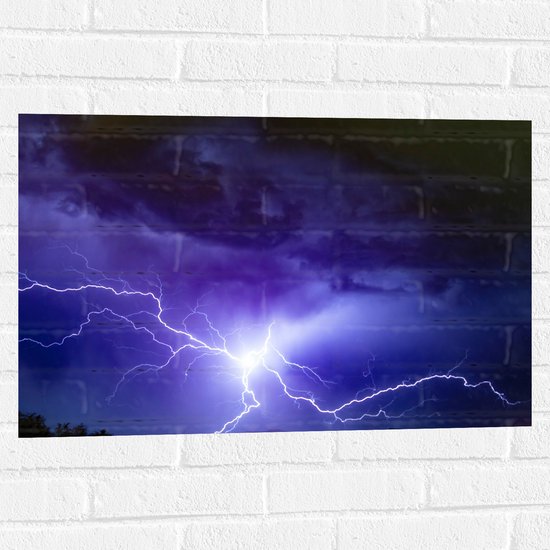 WallClassics - Muursticker - Blauw met Paarse Bliksem onder de Wolken - 75x50 cm Foto op Muursticker