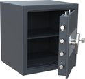Grijze kluis met open deur, twee legplanken en een open ruimte.
