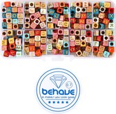 Behave Vierkante Letterkralen Set - Multi Color met Gouden Letters - Acryl - Kralen - Alfabet Kralen - 6mm - 390 Stuks