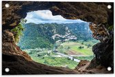 WallClassics - Tuinposter – Uitkijkend op een Vallei vanuit een Grot in de Bergen - 60x40 cm Foto op Tuinposter  (wanddecoratie voor buiten en binnen)