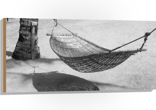 WallClassics - Hout - Hangmat op een Tropisch Strand Zwart / Wit - 100x50 cm - 12 mm dik - Foto op Hout (Met Ophangsysteem)