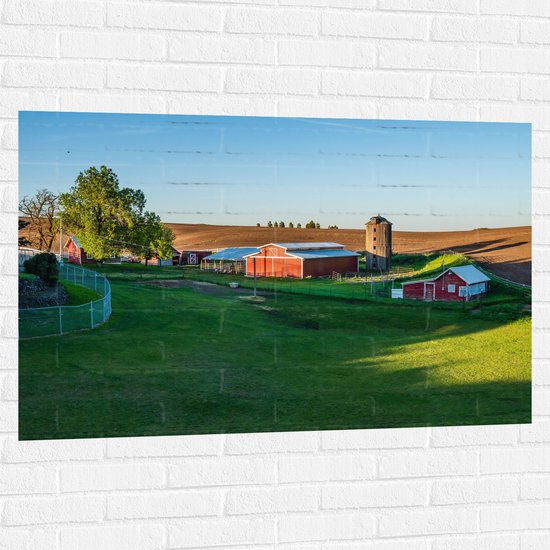 WallClassics - Muursticker - Rode Boerderij met Grasveld - 120x80 cm Foto op Muursticker