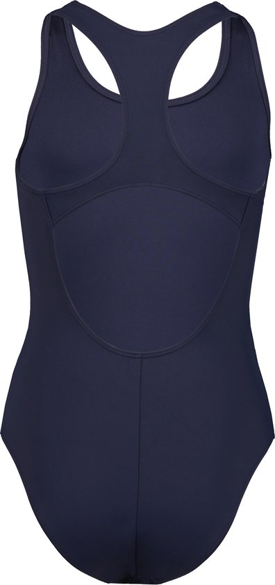Achterkant van een donkerblauw racerback badpak voor meisjes met racerback.